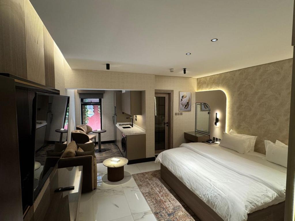 ثلاثة وستون شقق مخدومة