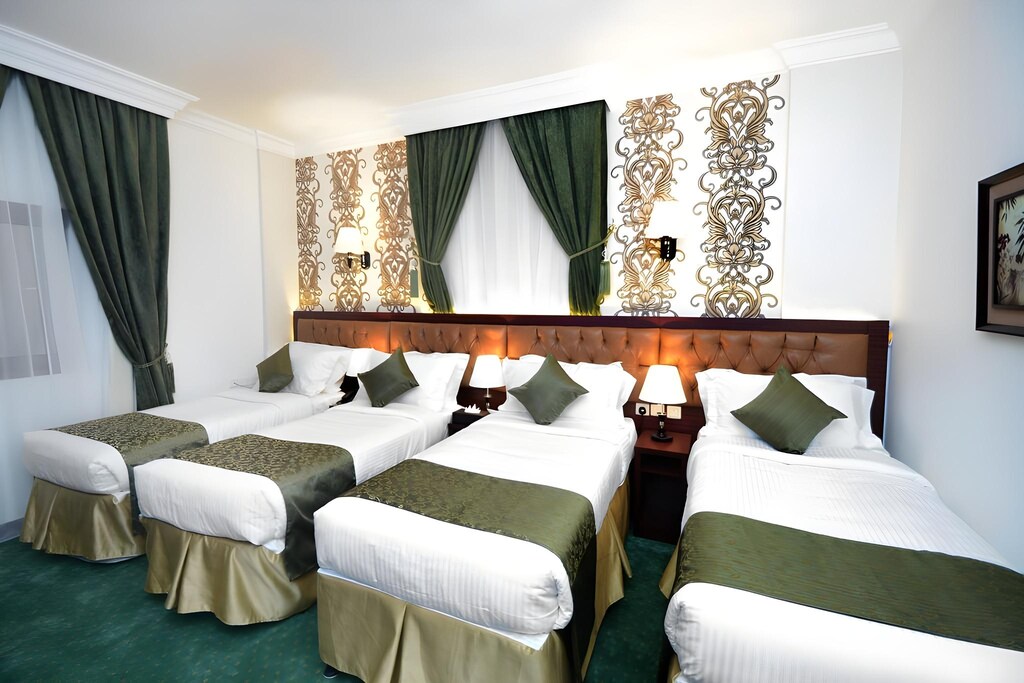 شركة الصنوبرة الفندقية باين وود(Pinewood Hotel)