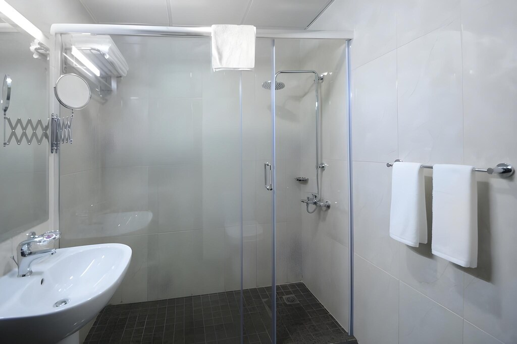 شركة الصنوبرة الفندقية باين وود(Pinewood Hotel)