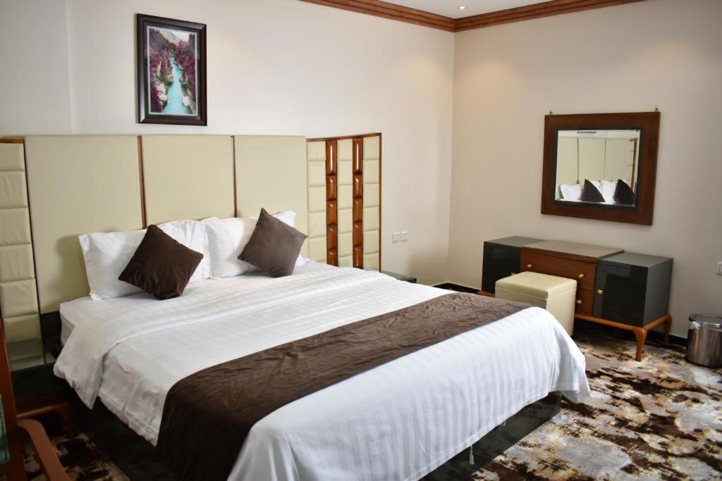 MASSAGE SPA CENTER & GYM FOR MEN (Diva Hotel)