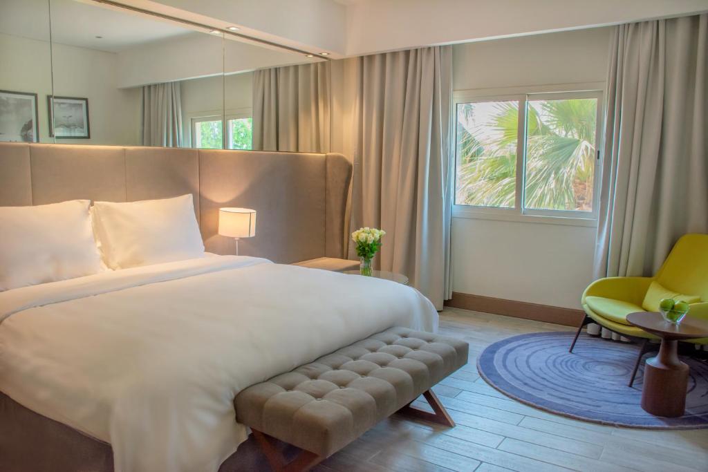 منتجع راديسون بلو الخبر، شاطئ نصف القمر