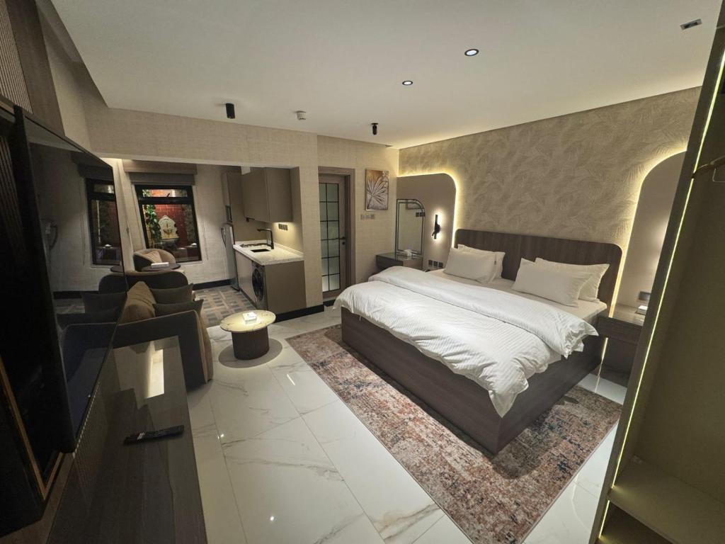 ثلاثة وستون شقق مخدومة