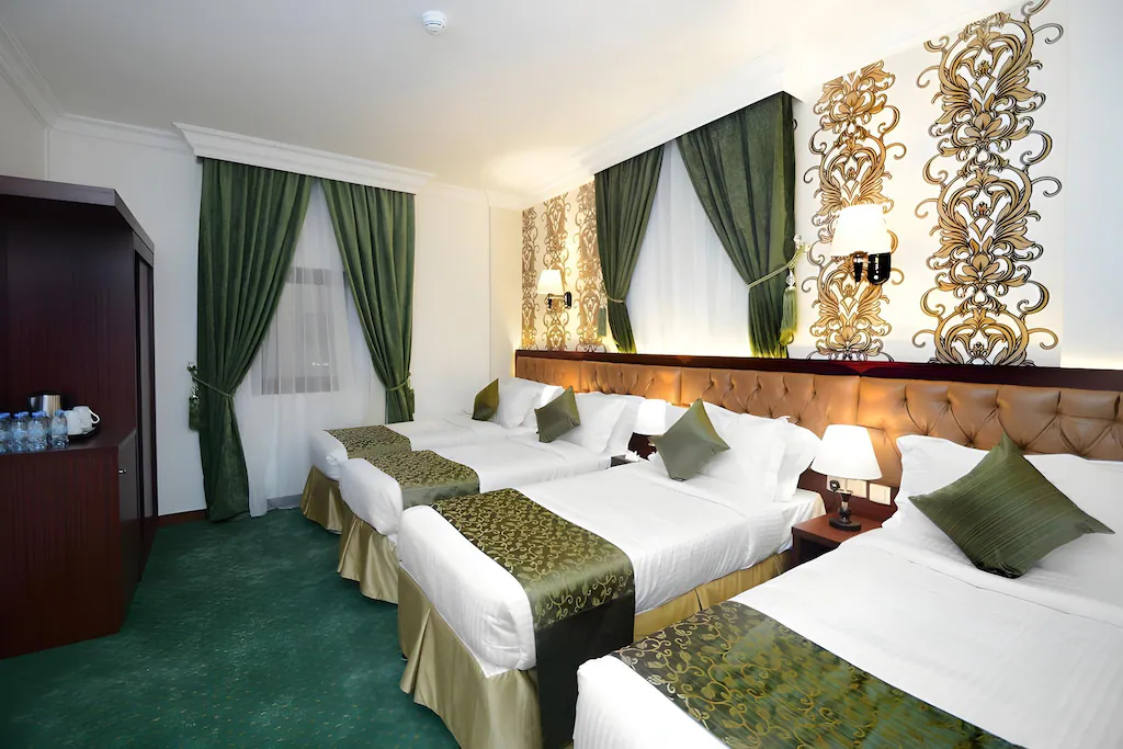 شركة الصنوبرة الفندقية باين وود(Pinewood Hotel)