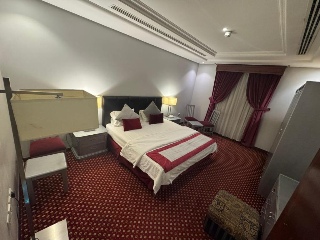 ثلاثة وستون شقق مخدومة