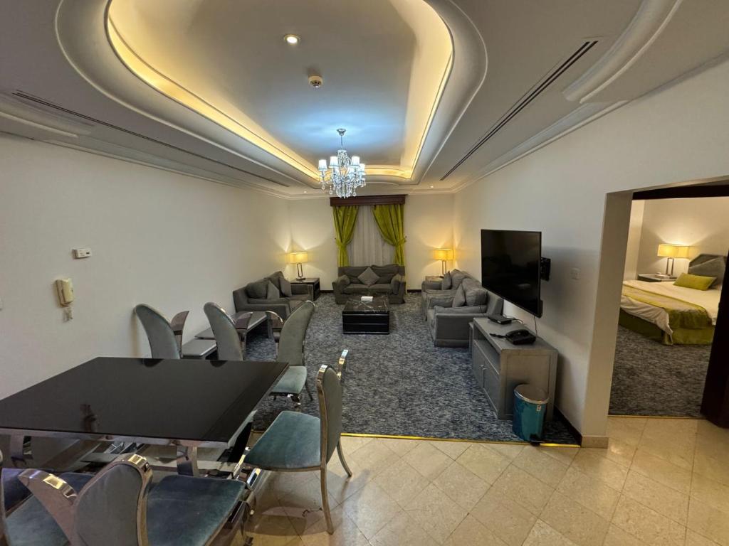 ثلاثة وستون شقق مخدومة