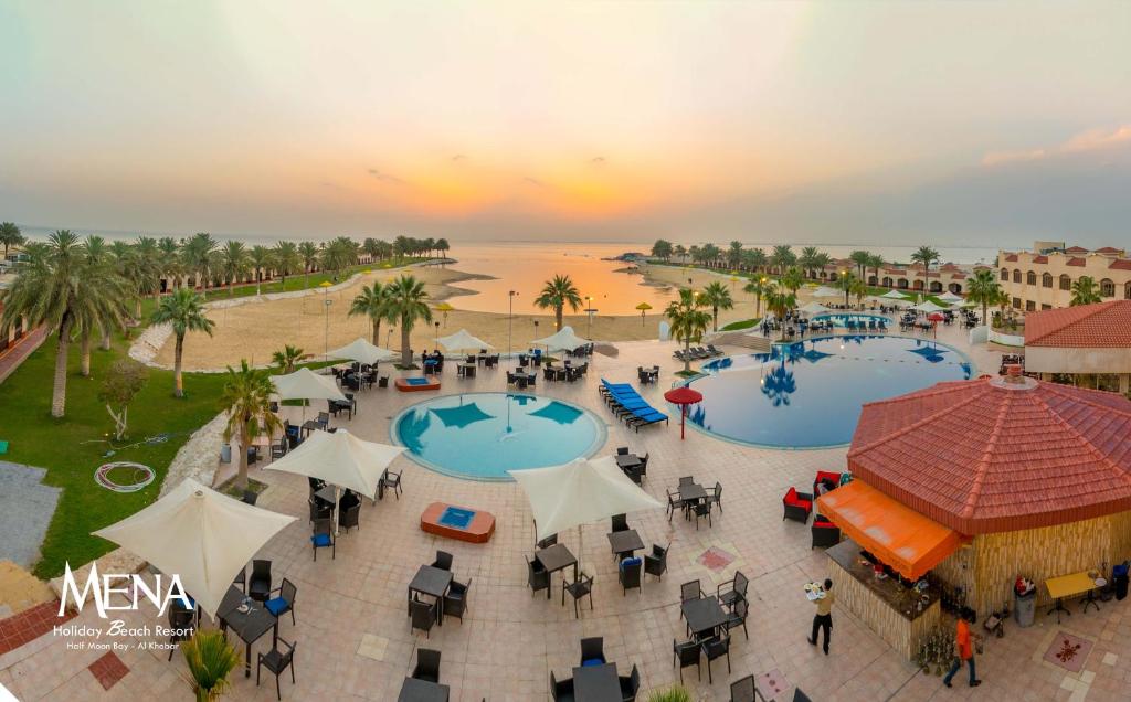 منتجع هوليداي بيتش مينا شاطئ نصف القمر