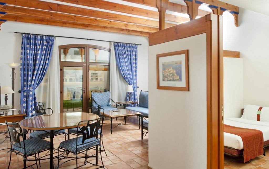 منتجع هوليداي بيتش مينا شاطئ نصف القمر