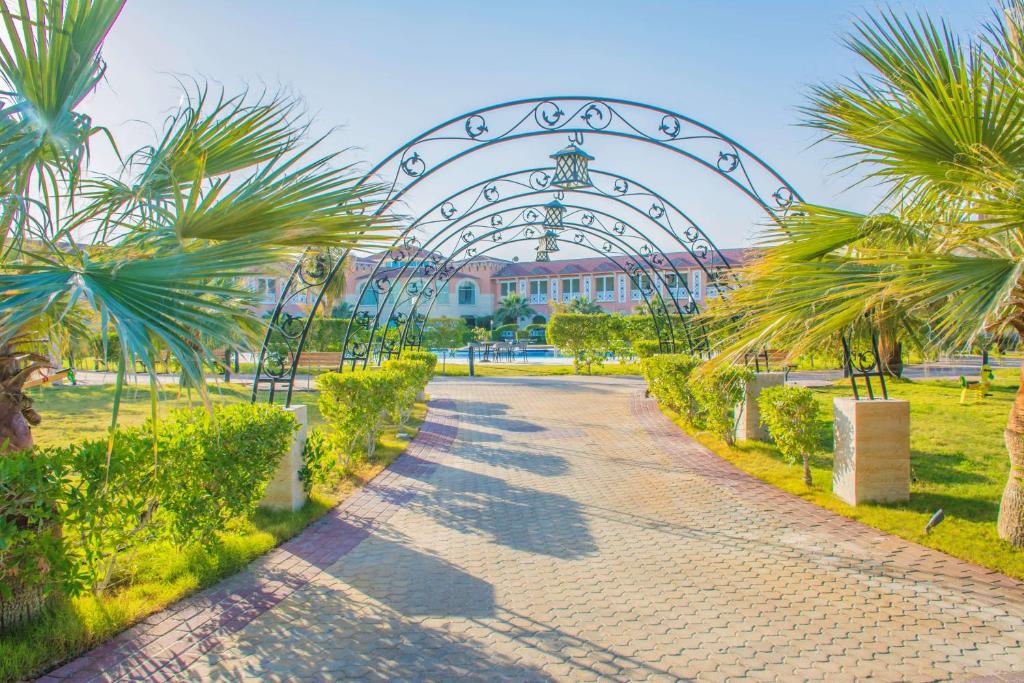 منتجع راديسون بلو الخبر، شاطئ نصف القمر