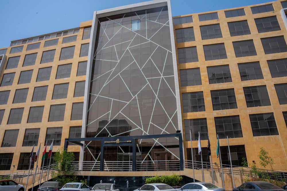 فندق روزموند ( العنوان الحمرا سابقا)