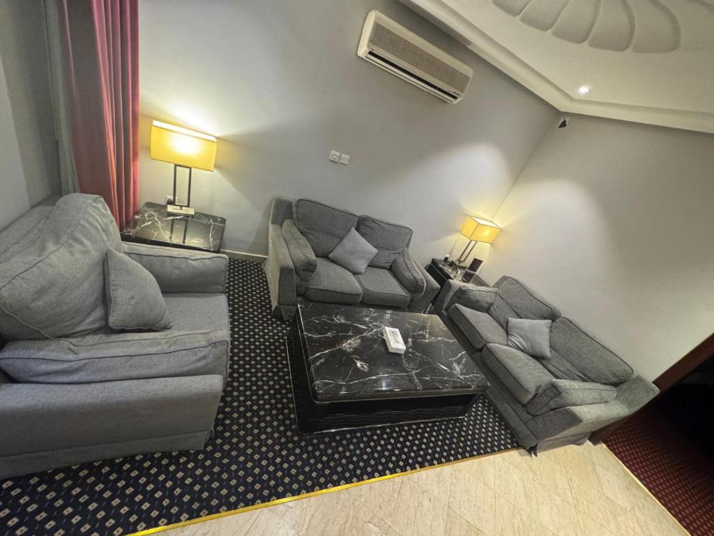 ثلاثة وستون شقق مخدومة