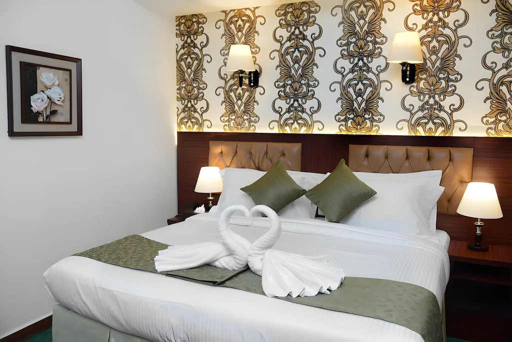 شركة الصنوبرة الفندقية باين وود(Pinewood Hotel)