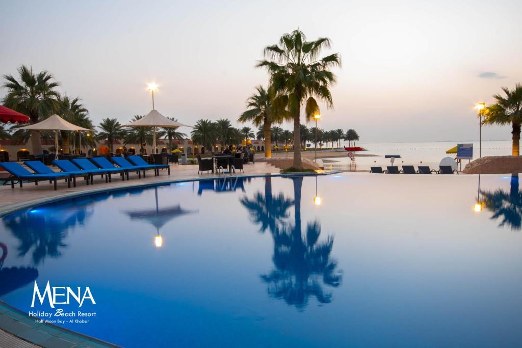 منتجع هوليداي بيتش مينا شاطئ نصف القمر