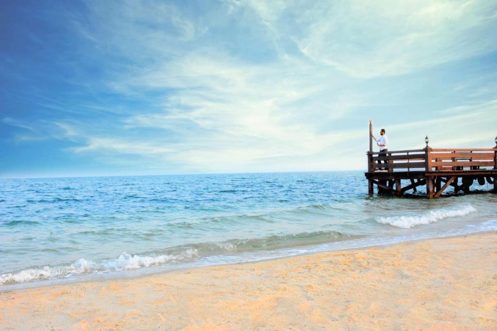 منتجع راديسون بلو الخبر، شاطئ نصف القمر