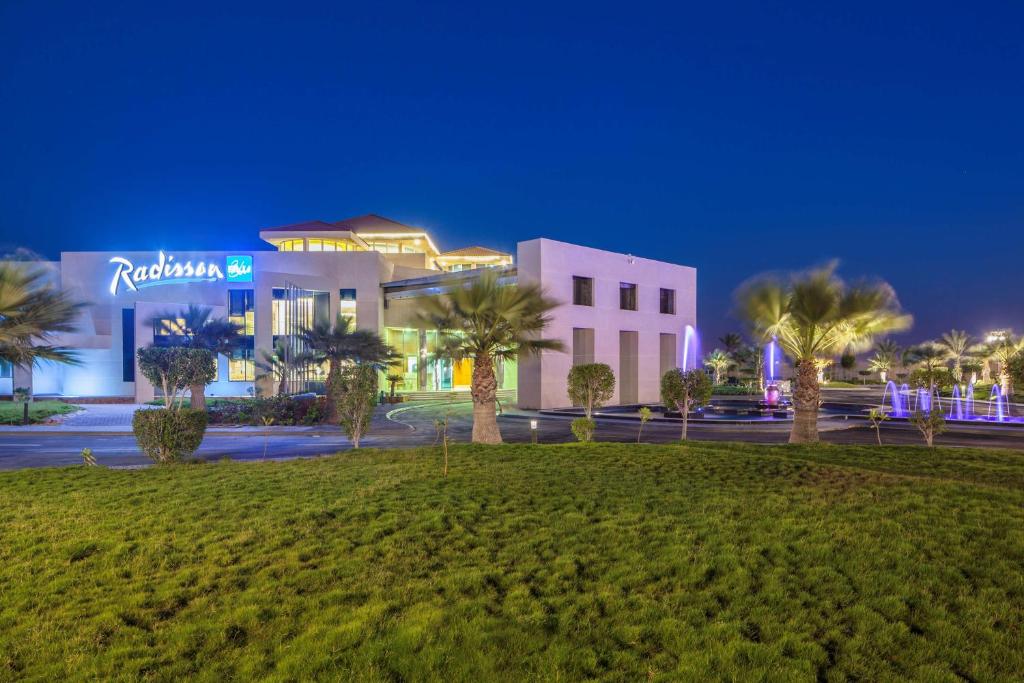 منتجع راديسون بلو الخبر، شاطئ نصف القمر